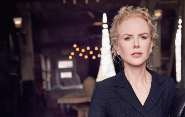 Стильная популярная актриса Николь Кидман в черном