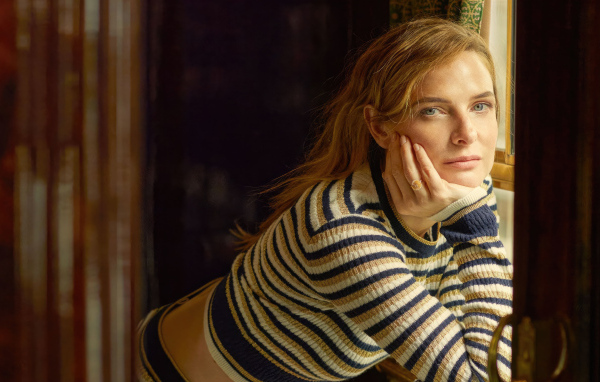 Шведская актриса Ребекка Фергюсон у окна