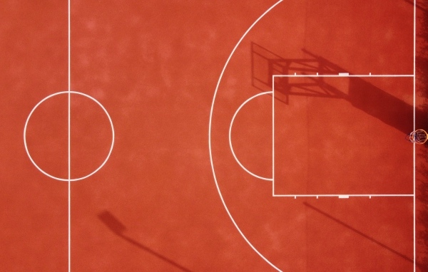 Вид сверху на баскетбольное поле