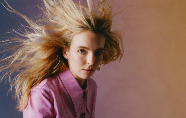 Белые волосы актрисы Джоди Комер