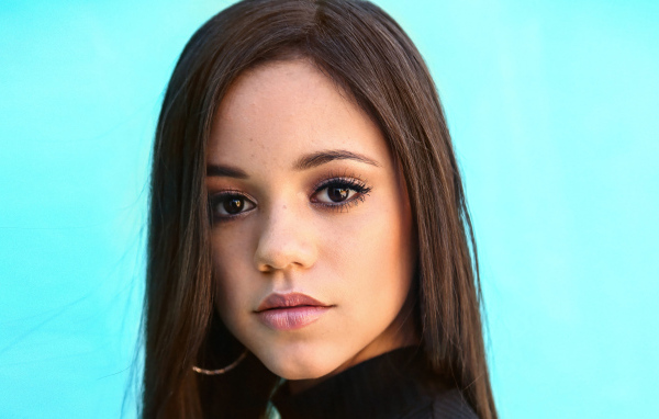 Молодая актриса Дженна Ортега на голубом фоне