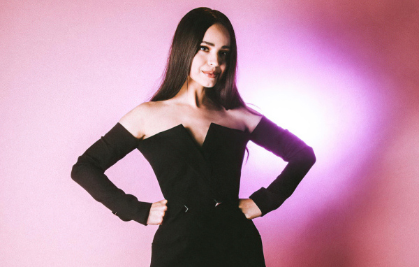 Молодая актриса София Карсон на розовом фоне