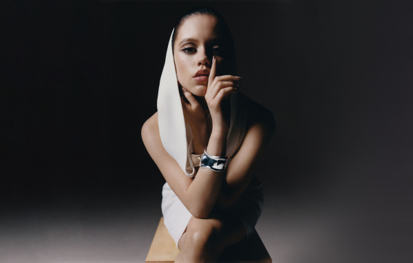 Молодая популярная актриса Дженна Ортега