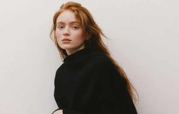 Молодая рыжеволосая актриса Сэди Синк в черном худи