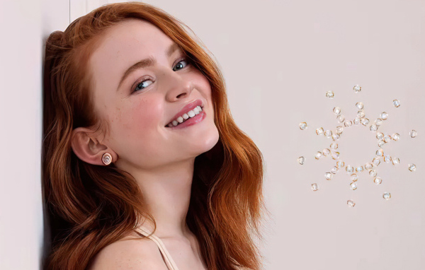 Молодая рыжеволосая девушка Сэди Синк