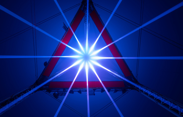 Яркий свет софитов в треугольнике