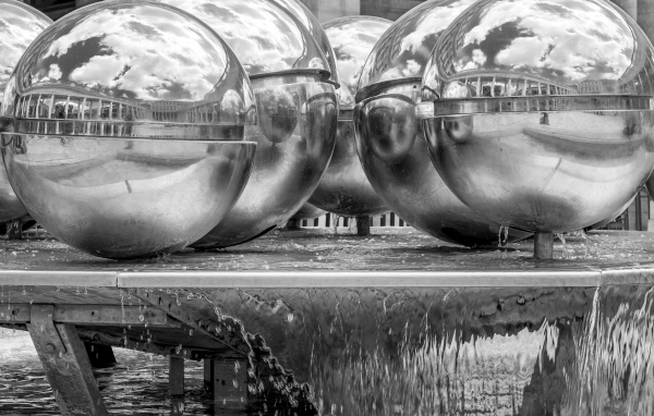 Большие металлические шары у воды