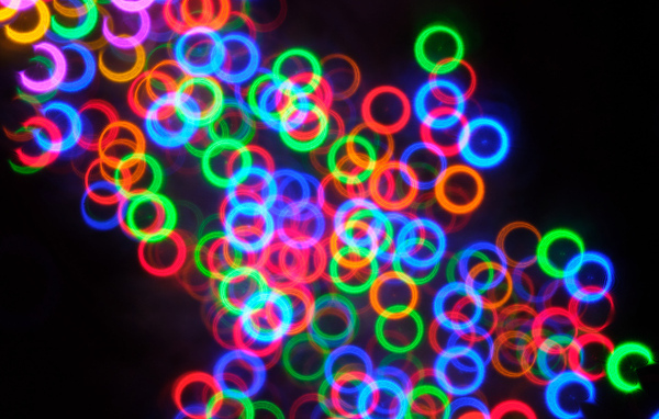 Разноцветные неоновые круги на черном фоне