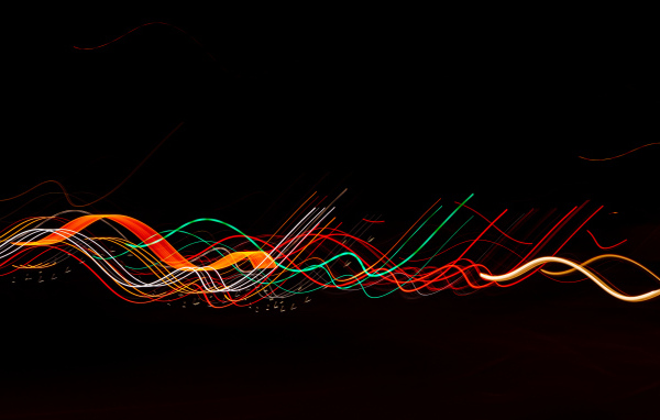 Разноцветные волнистые абстрактные линии на черном фоне