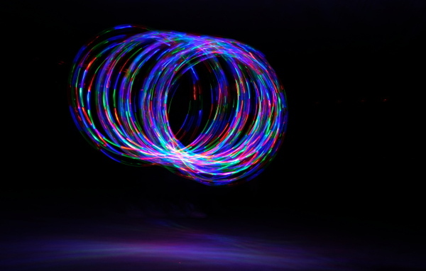 Неоновые кольца на черном фоне