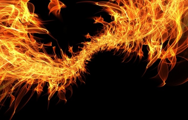 Плеть яркого огня на черном фоне