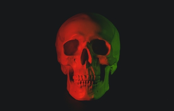 Череп в красном свете на черном фоне