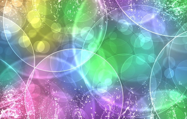 Брызги воды на абстрактном фоне с бликами