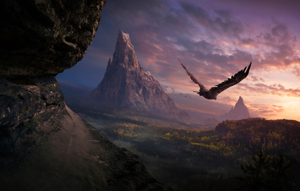 Большой орел летит над горами на закате