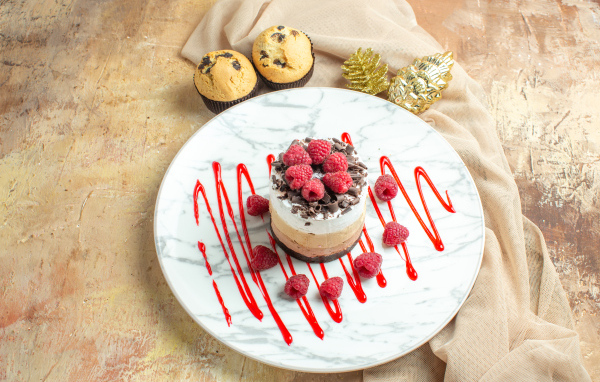 Пирожное три шоколада с ягодами малины