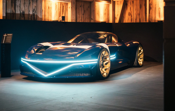 Автомобиль Genesis X Gran Berlinetta Tribute 2024 года с включенными фарами