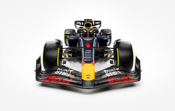 Гоночный автомобиль Red Bull RB20 2024 года вид спереди