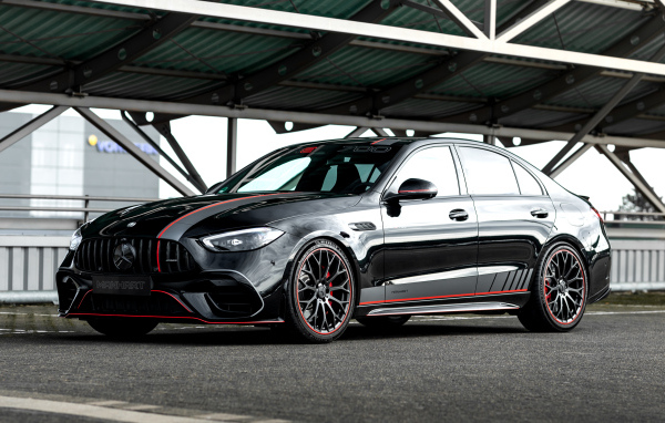 Черный автомобиль Manhart CRE 700 2024 года