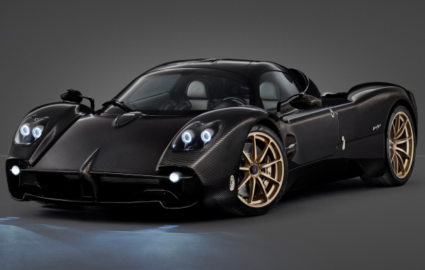 Черный быстрый автомобиль Pagani Utopia