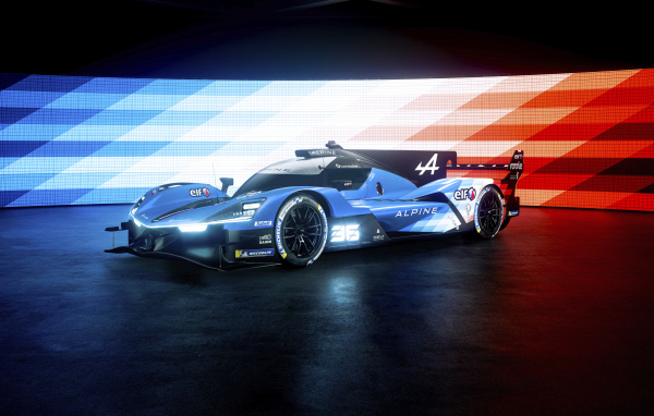 Синий гоночный автомобиль Alpine A424 2024 года