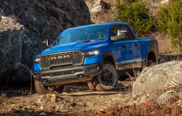 Синий пикап Ram 1500 Rebel Crew Cab 2025 года