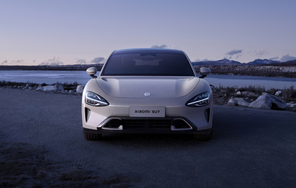 Вид спереди на автомобиль Xiaomi SU7 2024 года