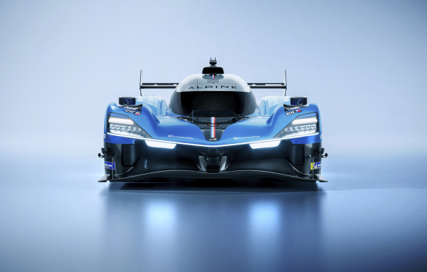 Вид спереди на гоночный автомобиль Alpine A424 2024 года