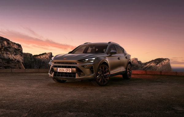 Вид спереди на автомобиль Cupra Formentor EHybrid 2024 года