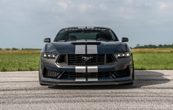 Вид спереди на быстрый автомобиль Hennessey H850 Mustang Dark Horse 2024  года