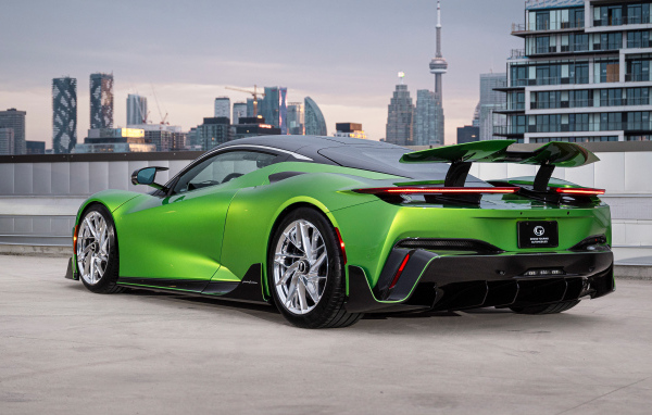 Зеленый автомобиль Pininfarina Battista Furiosa Package вид сзади