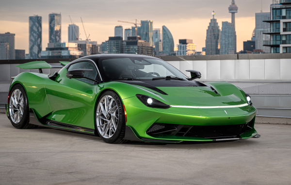 Зеленый быстрый автомобиль Pininfarina Battista Furiosa Package