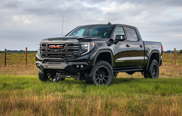 Большой черный пикап Hennessey Sierra Goliath 650 Off-Road