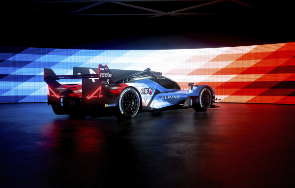 Вид сзади на гоночный автомобиль Alpine A424 2024 года