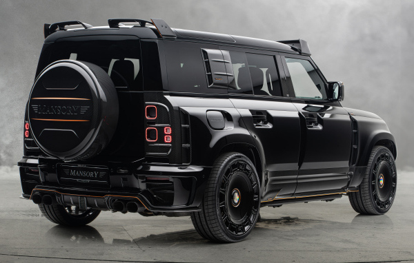 Вид сзади на черный автомобиль Mansory Land Rover Defender 110 Black Edition 2024 года