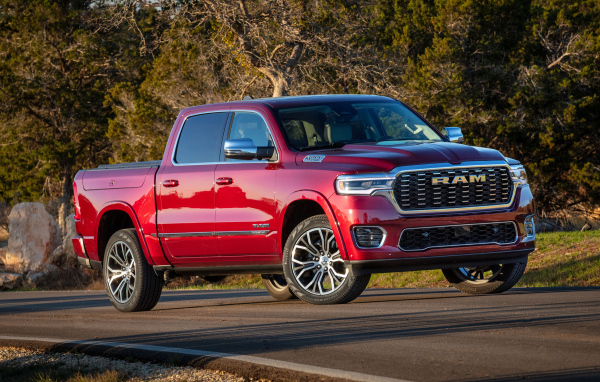 Красный пикап Ram 1500 Tungsten Crew Cab 2025 года