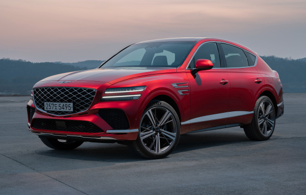 Красный автомобиль Genesis GV80 Coupe AWD