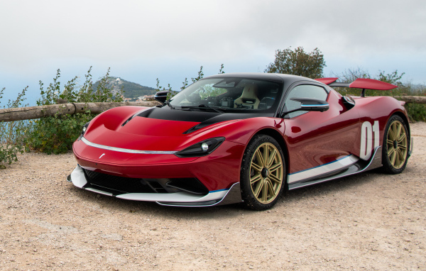 Красный автомобиль Pininfarina Battista Edizione Nino Farina