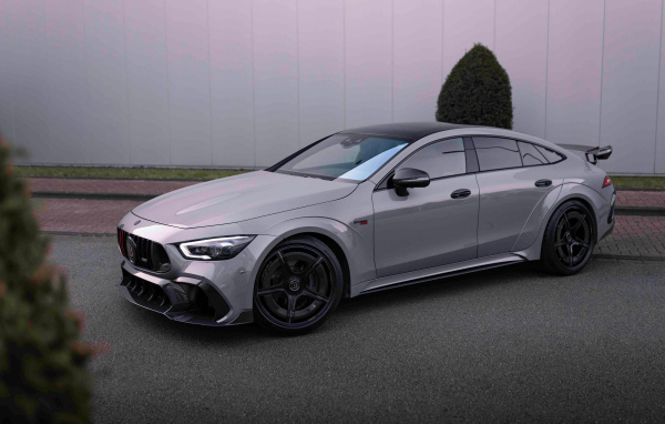 Серебристый автомобиль Brabus Rocket 1000 2024 года