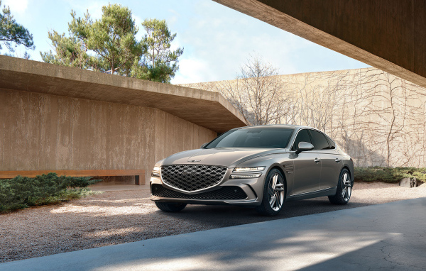 Серебристый автомобиль Genesis G80 AWD