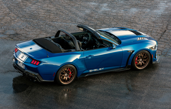 Вид сверху на автомобиль Shelby Super Snake Convertible 2024 года