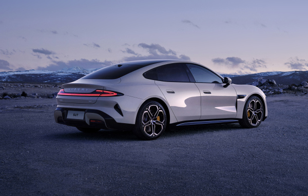 Автомобиль Xiaomi SU7 2024 года вид сзади