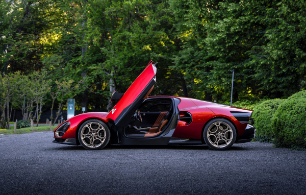 Красный Alfa Romeo 33 Stradale  с открытыми дверями