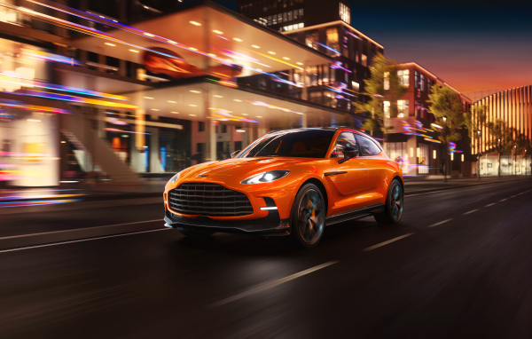 Автомобиль Aston Martin DBX707 2024 года на дороге