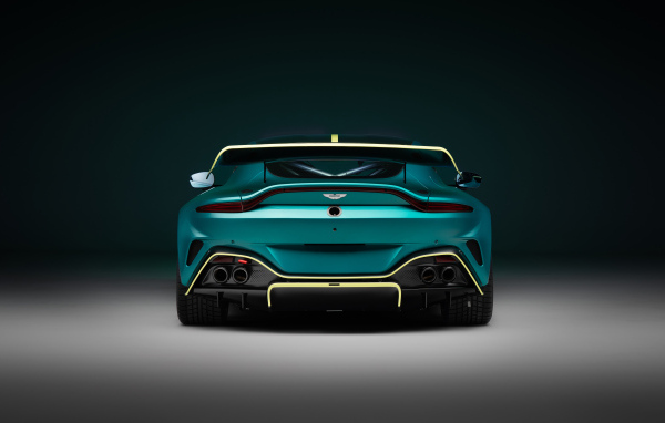 Автомобиль Aston Martin Vantage GT4 2024 года вид сзади