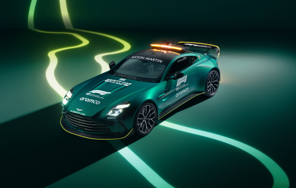 Зеленый гоночный автомобиль Aston Martin Vantage F1 Safety Car 2024 года