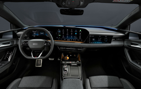 Черный салон автомобиля Audi A6 Sportback e-tron performance 2024 года