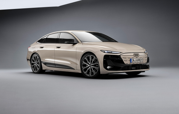 Авто Audi A6 Sportback e-tron performance 2024 года на сером фоне