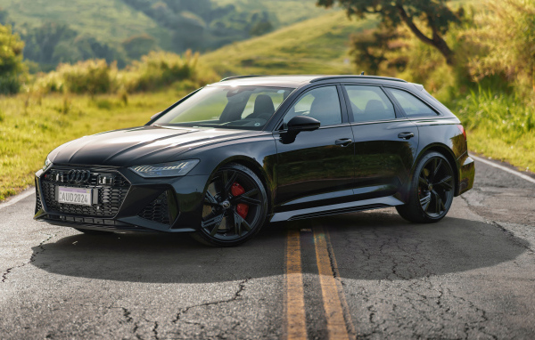 Автомобиль Audi RS 6 Avant Performance 2024  года на дороге