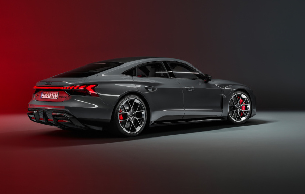 Вид сзади на автомобиль Audi RS e-tron GT 2024 года