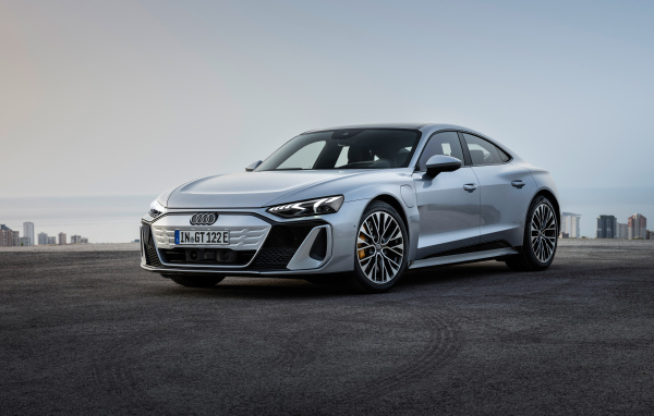 Серебристый автомобиль Audi S e-tron GT 2024 года